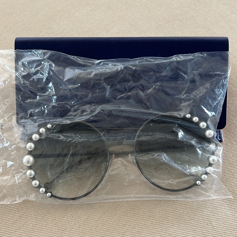Fendi Round Pearl Frame Sunglasses - Picture 7 of 14